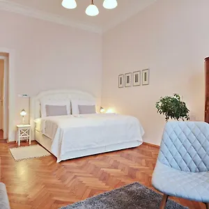 https://apartment-in-the-heart-of-prague-110-00.praguehotelsweb.com